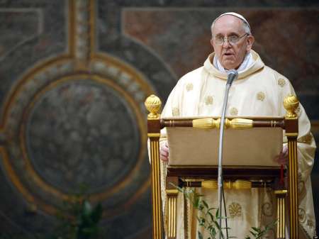 Папа Франциск осудил распространение фальшивых новостей