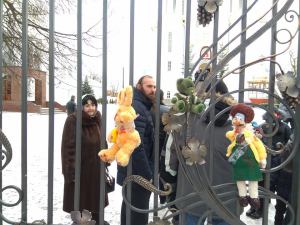У Тернополі до московської церкви носили «криваві» ляльки (фото)