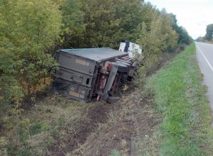На Тернопільщині вантажівка злетіла в кювет