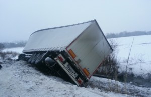 На Збаражчині автобус та фура опинилися у кюветі (фото)