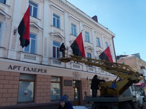 Тернопіль прикрасили чорно-червоними прапорами (фото)