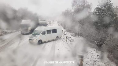 Через сильну ожеледь на трасі Тернопіль — Івано-Франківськ автомобілі зносить в кювет (фото)