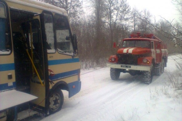 На Тернопільщині рятувальники зі снігу витягували вантажівку й автобус (фото)