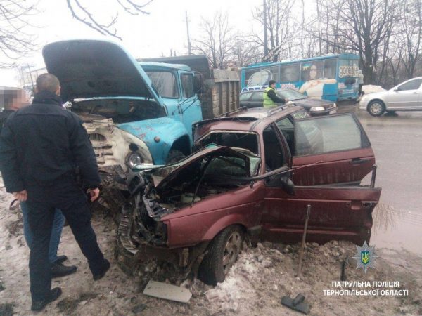 У жахливій аварії на Микулинецькій загинув водій легкового автомобіля. Дитину — забрала швидка (ФОТО)