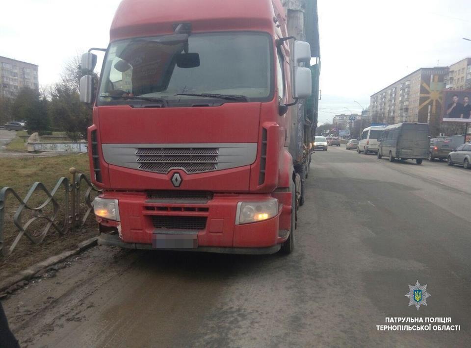 У Тернополі вантажівка порвала тролейбусну лінію. Водій втік з місця події (фото)
