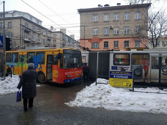 У Тернополі в Центрі зіткнулись тролейбуси (фото)