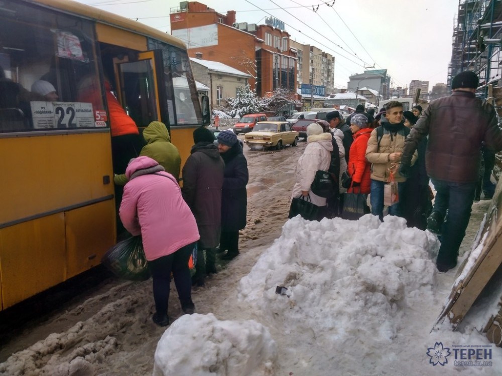 У Тернополі до маршруток добираються через сніги (фото)