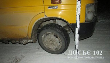Чоловік замерзав на дорозі, а його переїхав автобус (фото)