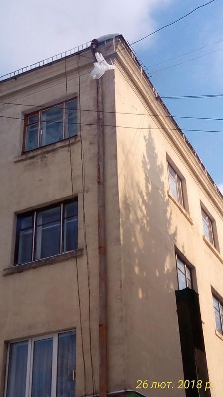 В центрі Тернополя на людей чатує небезпека (фото)