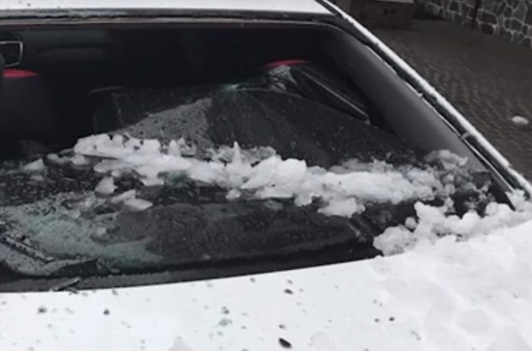 У Тернополі на дві автівки впали брили льоду (фото, відео)