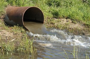 У Кременці стічні води зливають в річку Іква