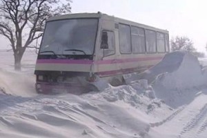 На Тернопільщині рейсовий автобус застряг у сніговому заметі (фото)