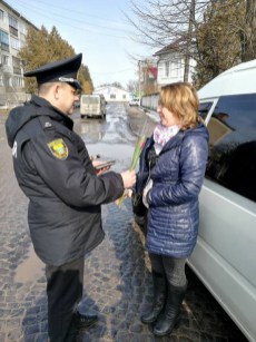 На Тернопільщині жінкам-водіям правоохоронці дарували квіти (фото)