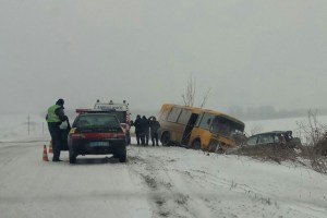 На Тернопільщині з дороги злетів рейсовий автобус