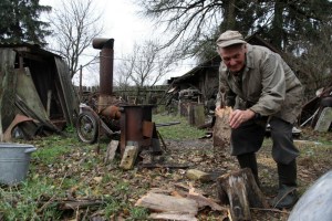 На Кременеччині заступаються за дідуся, якого звинуватили в незаконній вирубці дерев