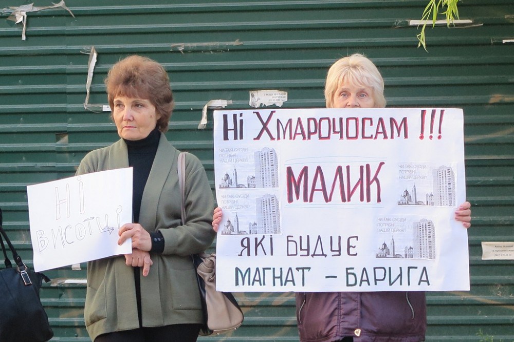Тернополяни перекрили дорогу і протестують проти багатоповерхівки біля церкви (ФОТО, ВІДЕО)