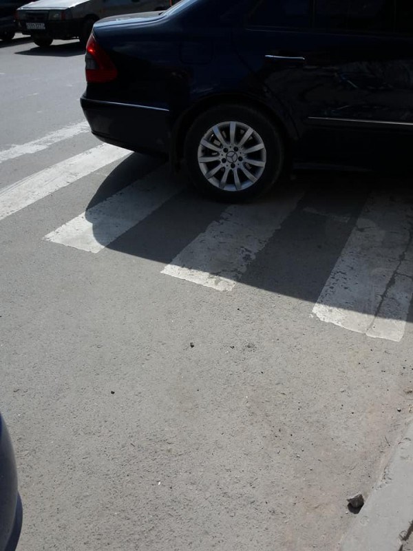 На Тернопільщині водій на “Мерседесі” припаркувався на “зебрі” (ФОТОФАКТ)