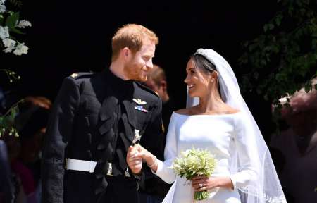 «Кислая мина» экс-подружки принца Гарри Челси Дэви на свадьбе позабавила пользователей Сети