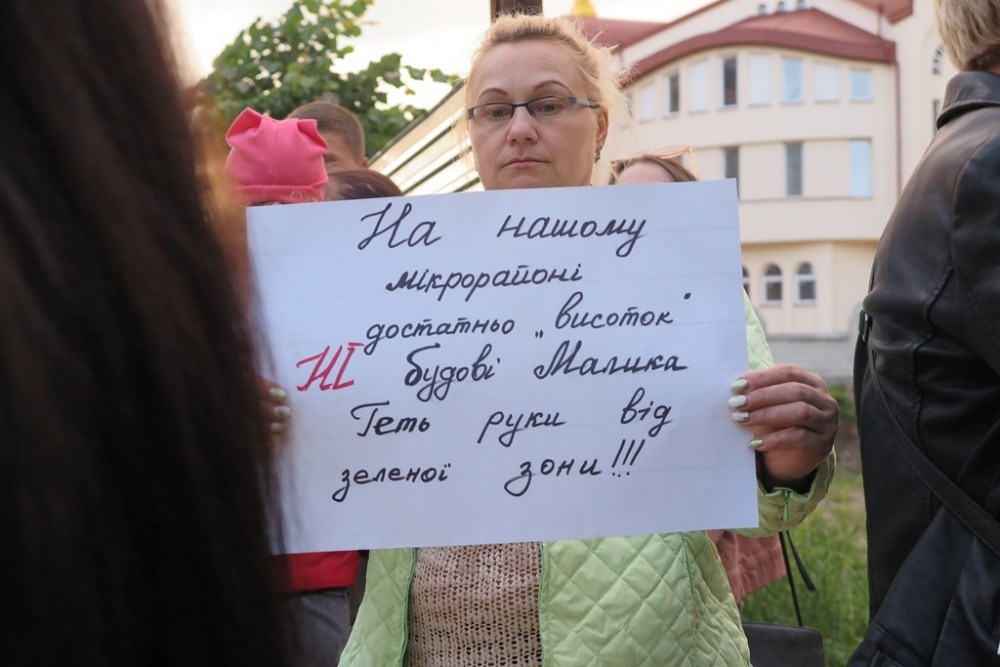 Тернополяни перекрили дорогу і протестують проти багатоповерхівки біля церкви (ФОТО, ВІДЕО)