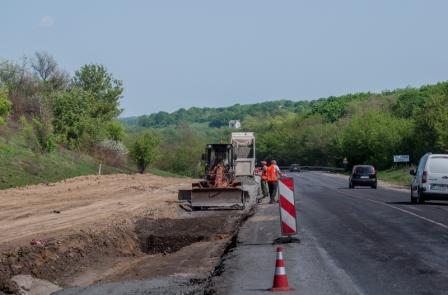 Дорожники Тернопільщини вже уклали 6 км нижнього шару асфальтобетону на дорозі М-12