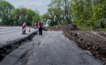 Дорожники Тернопільщини вже уклали 6 км нижнього шару асфальтобетону на дорозі М-12