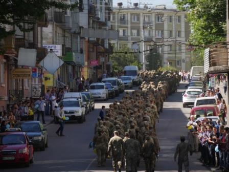 У Тернополі військовослужбовці 44-ї артилерійської бригади пройшли урочистим маршем