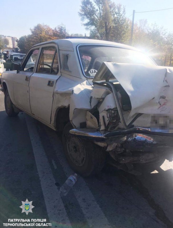 У Тернополі аварія з потерпілими: “Chevrolet” у “ГАЗ”, а “ГАЗ” у пішохода (ФОТО)
