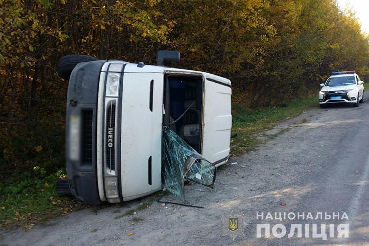 На Тернопільщині водій наробив біди на дорозі, а сам втік у ліс (ФОТО)