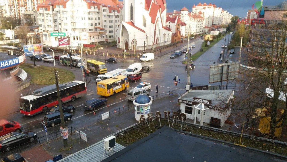 У Тернополі на перехресті на “Мерседес” впала тролейбусна лінія (ФОТО)