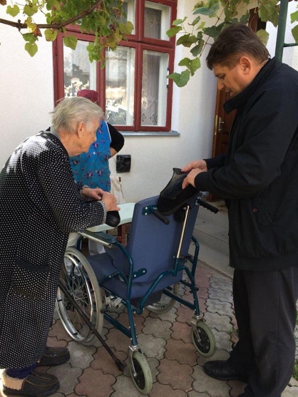 Зворушлива історія: 101-річна мама з Тернопільщини доглядає прикуту до ліжка доньку (ФОТО)