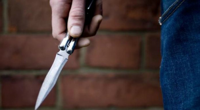 Витягнув кухонний ніж і почав погрожувати людям: тернополянин накриміналив біля магазину