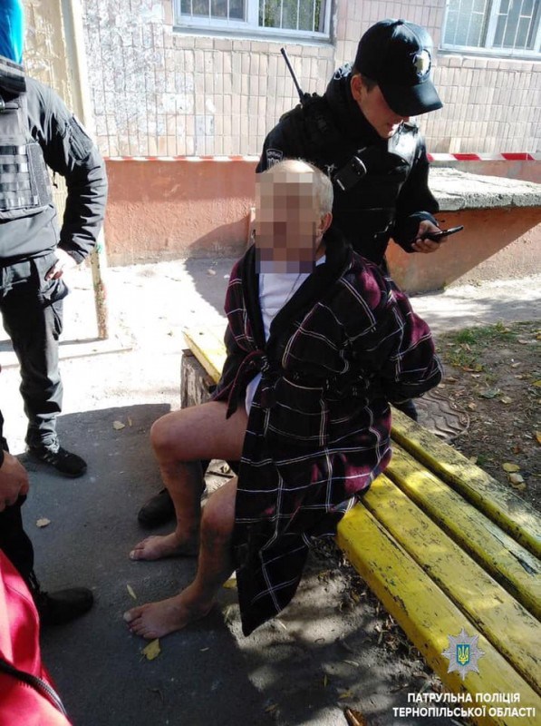 У Тернополі чоловік у халаті з ножем кидався на сім’ю з дитиною, а також пошкодив автомобілі (ФОТО, ВІДЕО)