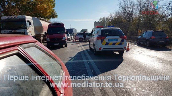 У Тернополі величезний затор через ДТП: зіткнулись дві автівки (ФОТО)