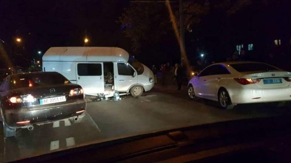 ДТП у Тернополі: мікроавтобус “припаркувався” на патрульному авто. Є офіційний коментар (ФОТО)