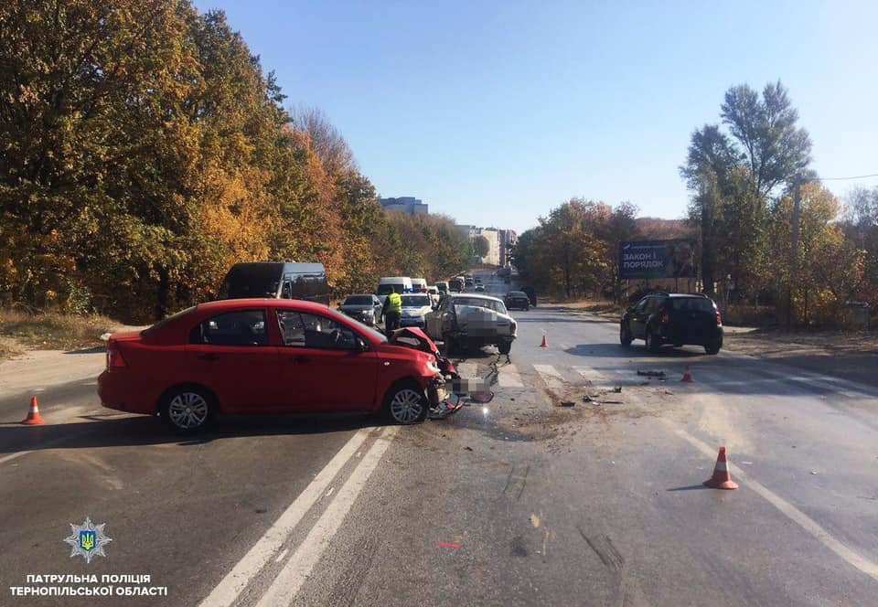 У Тернополі аварія з потерпілими: “Chevrolet” у “ГАЗ”, а “ГАЗ” у пішохода (ФОТО)