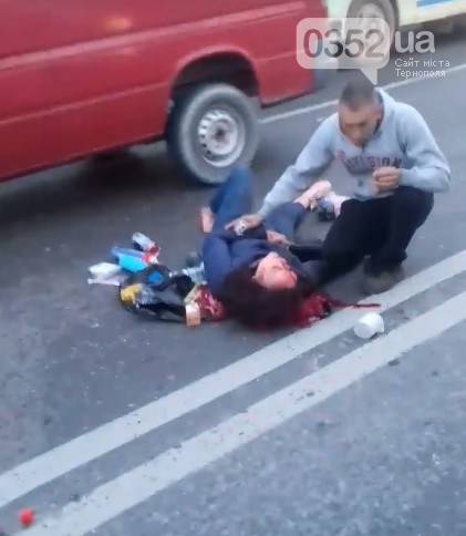 Серйозна аварія у Тернополі. Приїхала “швидка”, на дорозі багато крові (ФОТО)