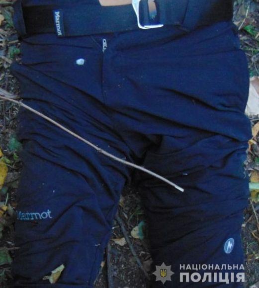 Мисливці знайшли тіло чоловіка із вогнепальним пораненням. Просять допомогти встановити особу (ФОТО)