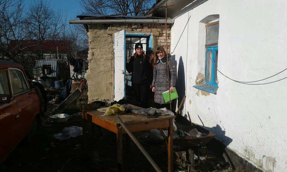 На Тернопільщині троє неповнолітніх дітей живуть в антисанітарії та жахливих умовах (ФОТО)