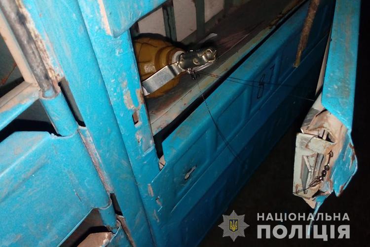 У Тернополі в будинок підкинули бойову гранату (ФОТО)