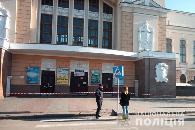 У Тернополі на вокзалі евакуювали майже півтисячі людей (ФОТО)