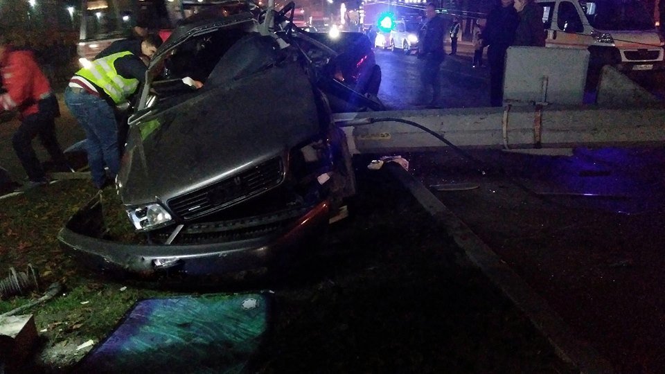 Смертельна аварія у Тернополі: водій на “Ауді” збив електроопору (ФОТО)