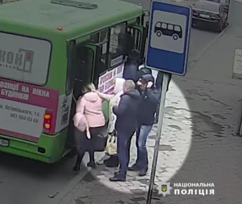 У Тернополі злодії попались на камеру. Двоє чоловіків обікрали жінку в маршрутці (ВІДЕО)