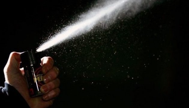 На Тернопільщині у лікарні чоловік неповнолітньої дружини розпилив сльозогінний газ (ФОТО)