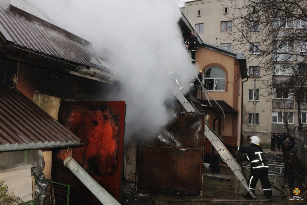 Пожежа у Тернополі: вогонь охопив двоповерховий будинок (ФОТО, ВІДЕО)