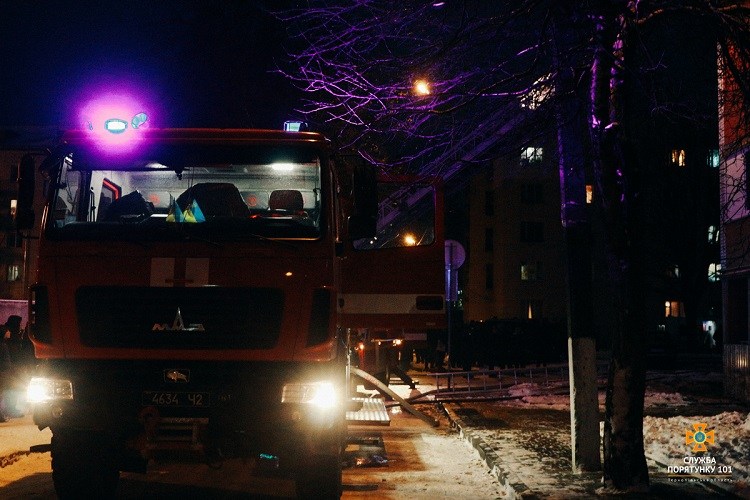 Пожежа у Тернополі: рятуючись, чоловік вистрибнув з третього поверху (ФОТО, ВІДЕО)