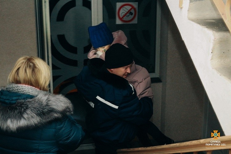 Пожежа у Тернополі: рятуючись, чоловік вистрибнув з третього поверху (ФОТО, ВІДЕО)