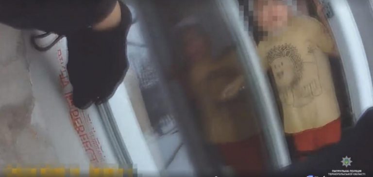Відео порятунку дитини: у Тернополі на підвіконні стояла дівчинка (ВІДЕО)