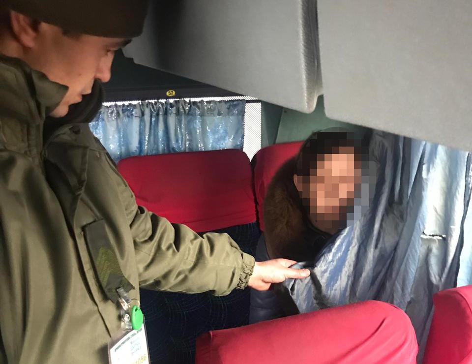 На кордоні з Польщею затримали жительку Тернопільщини. Жінка була без документів і ховалась в автобусі