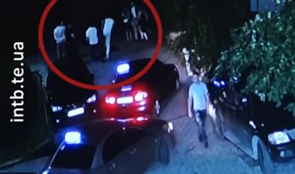 У суді показали відео побиття Віталія Гнатишина біля «Алюру», після якого він помер (ВІДЕО)