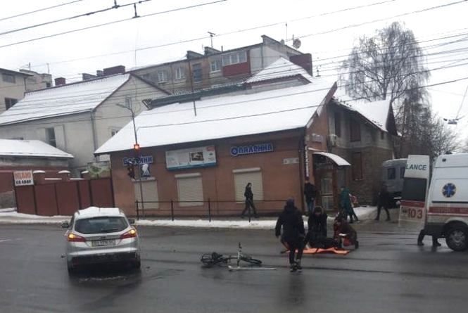 У Тернополі велосипедист із милицею потрапив у аварію (ФОТО)